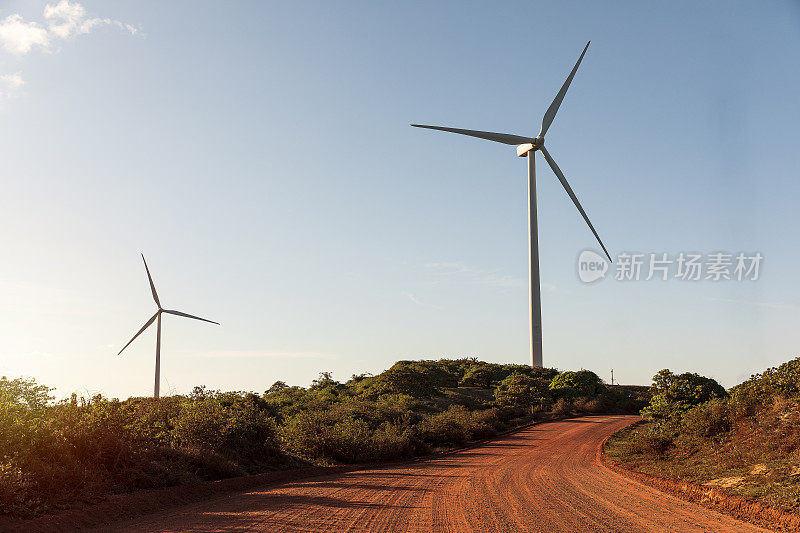 下午晚些时候，在巴西北部里约热内卢do Fogo的里约热内卢do Norte Grande do里约热内卢，两座用于风力发电的风力涡轮机在石子路旁